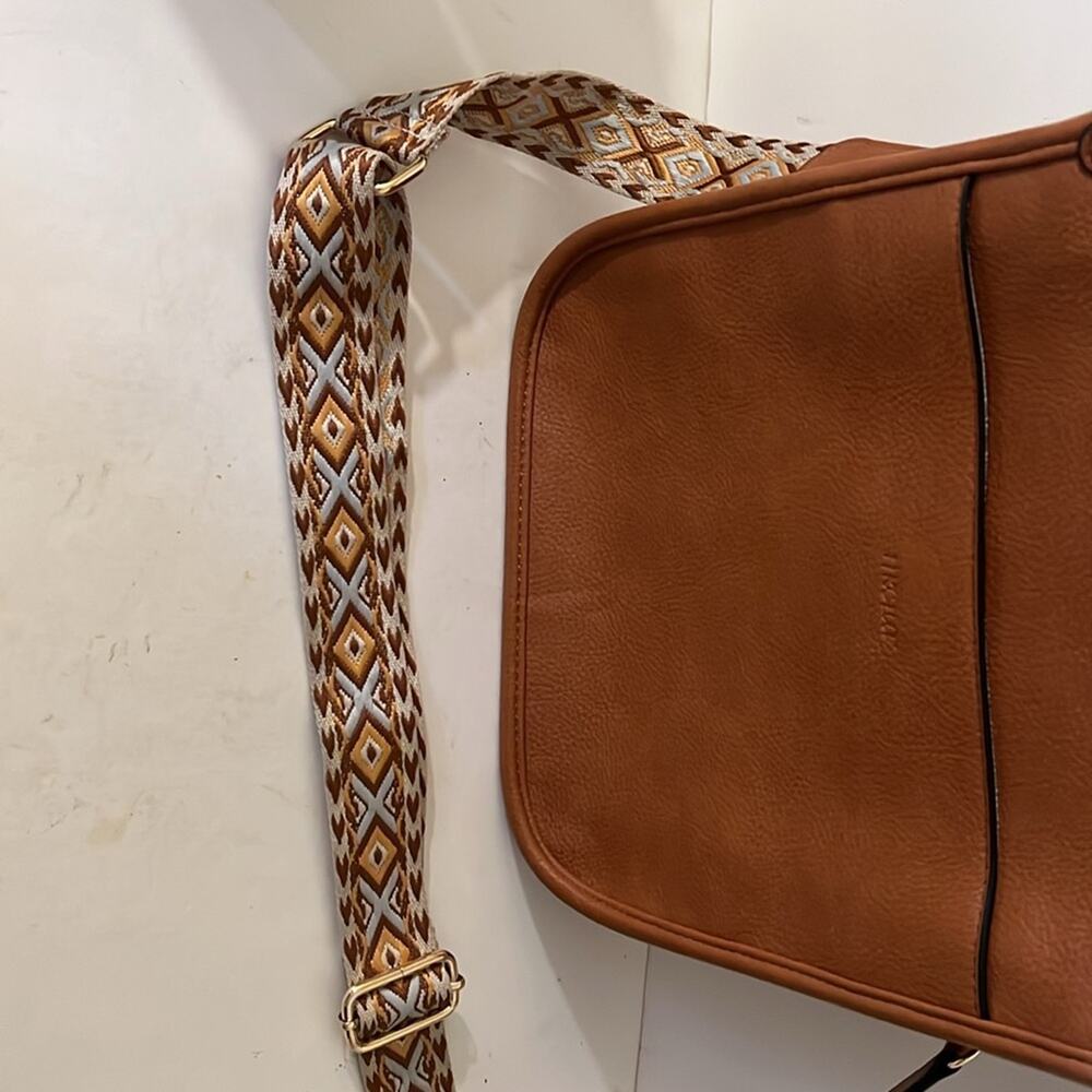 HKCLUF vegan leather crossbody with southwestern style woven strap - Picture 4 of 7